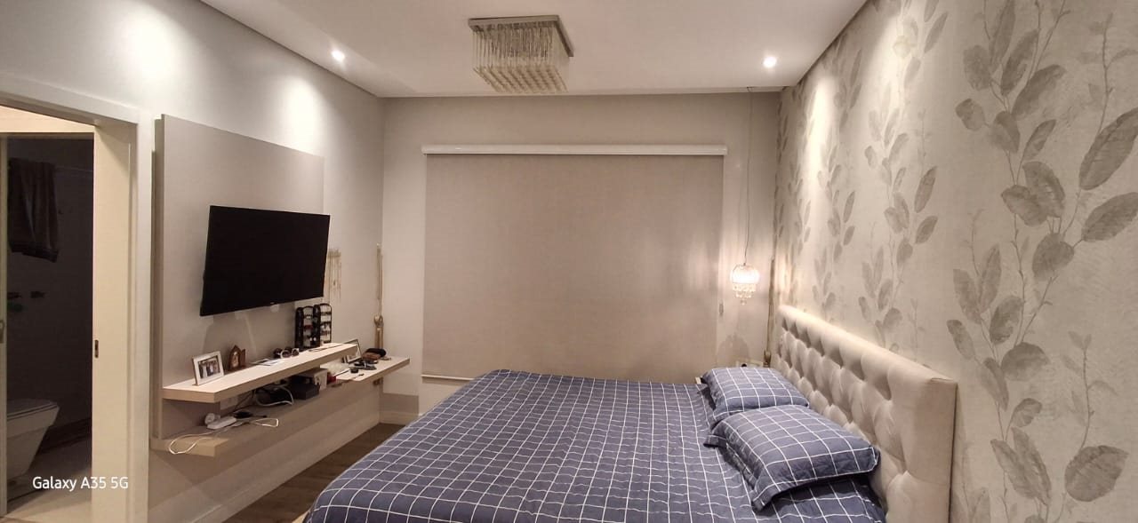 Quarto com persiana rolô instalada pela CBM Persianas